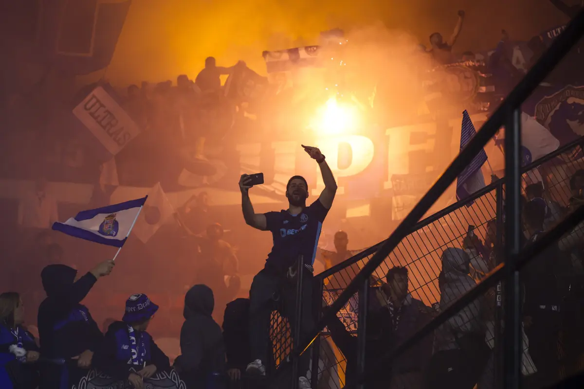 Imagem de contexto do artigo Lenços brancos, críticas a Anselmi e Jorge Costa e cânticos "Pinto da Costa, olé"