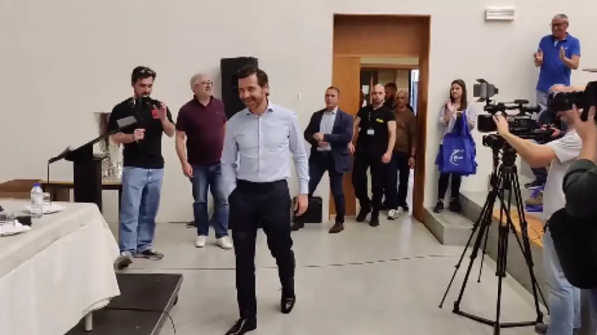 Imagem de contexto do artigo Villas-Boas recebido com aplausos na Escola Secundária de Arouca