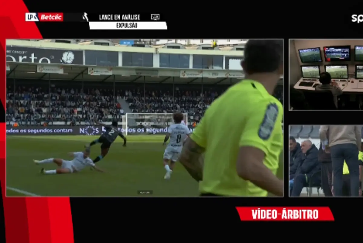 Imagem de contexto do artigo Farense-Moreirense: VAR avisa árbitro e Nuno Almeida expulsa Mattheus Oliveira. Veja o lance