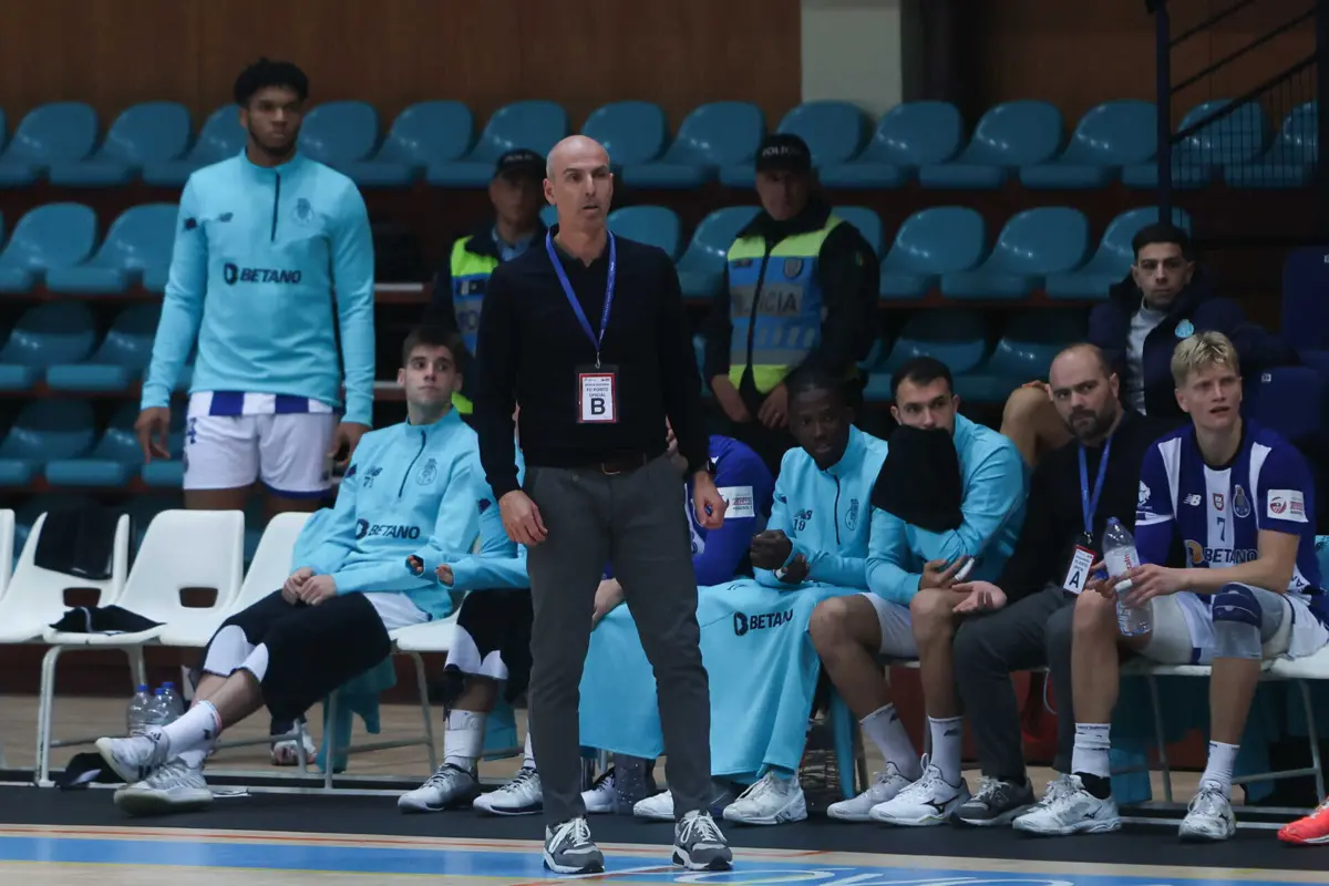 Carlos Resende, treinador da equipa de andebol do FC Porto (Créditos: Ivan Del Val/Global Imagens)