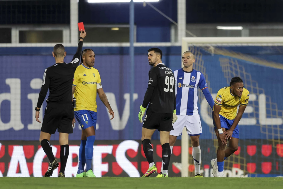 Estoril-FC Porto terminou com a derrota (1-0) dos dragões
