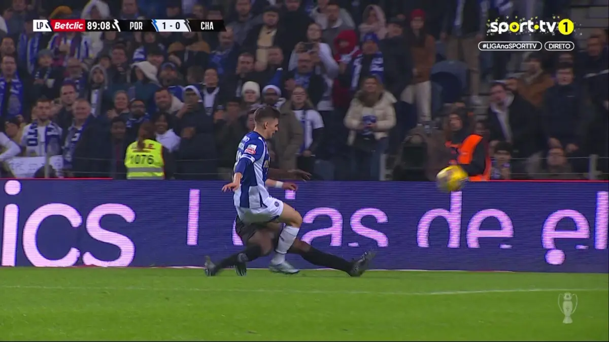 Imagem de contexto do artigo Langa e Francisco Conceição na área do Chaves com protestos do FC Porto. Veja o vídeo