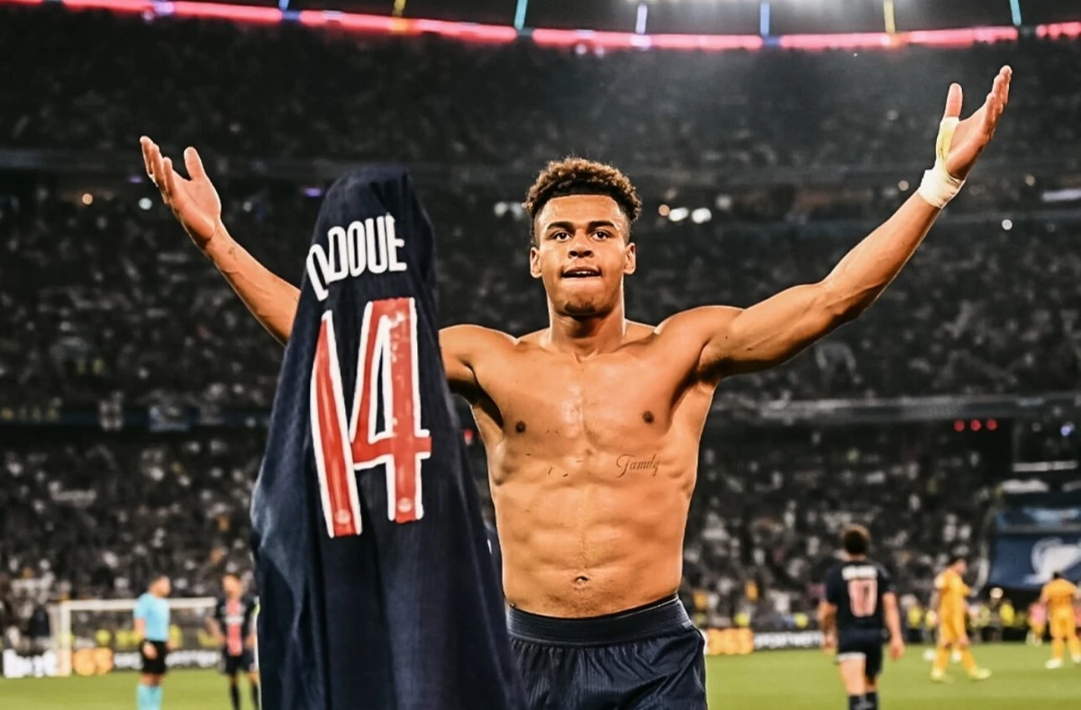 Desiré Doué após marcar na final da Champions passada