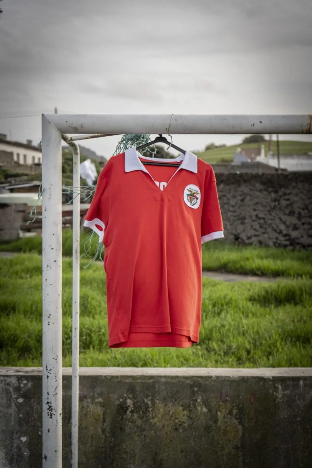 A camisola vintage é uma referência a Rabo de Peixe