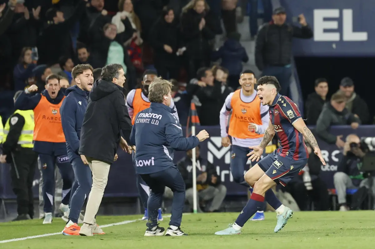 Imagem de contexto do artigo Levante, de Luís Castro, vence Elche, de Martim Neto e André Silva, na LaLiga
