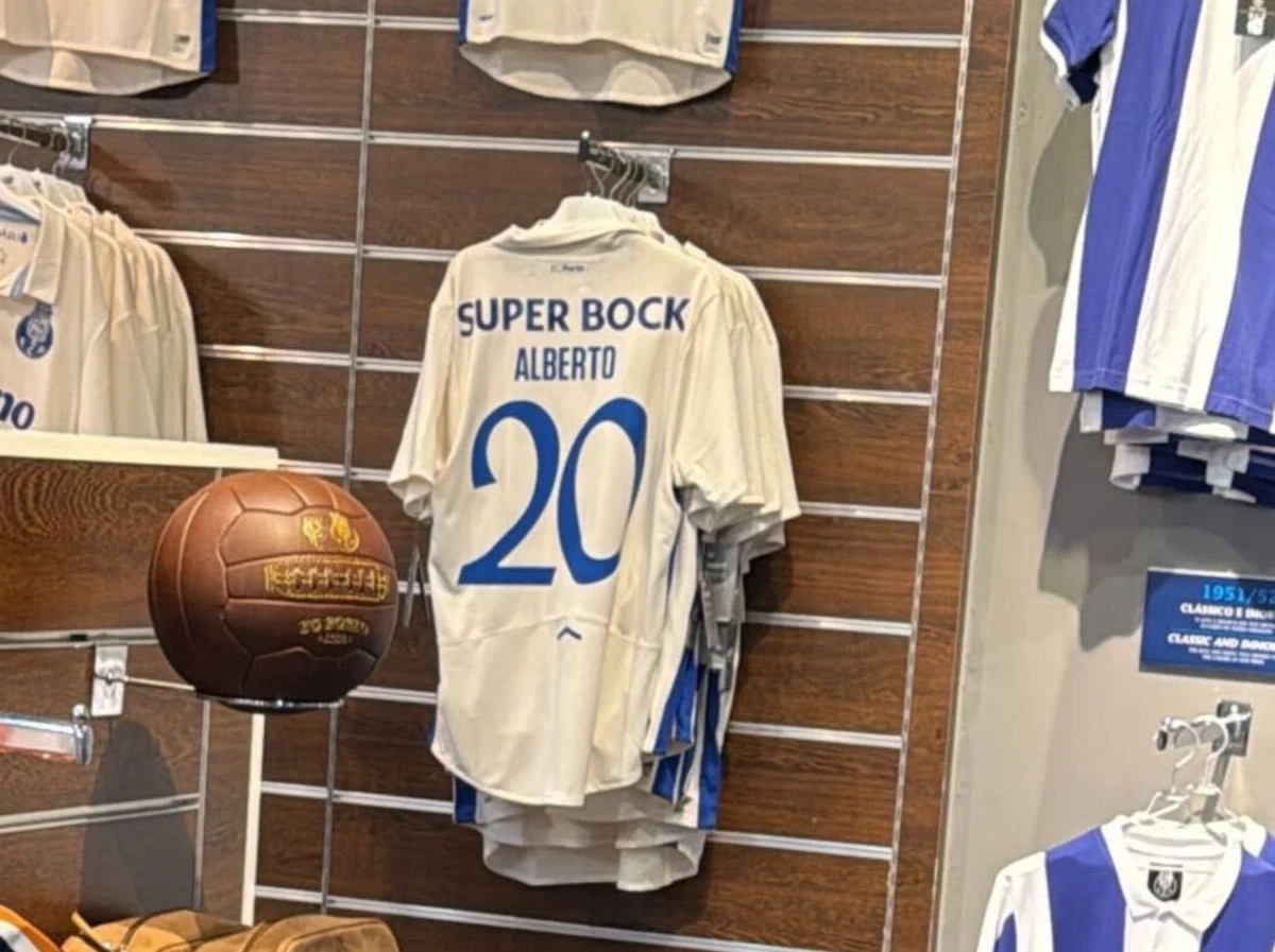 Camisola de Alberto Costa numa loja oficial do FC Porto: (créditos: X/@desarme_tatico)