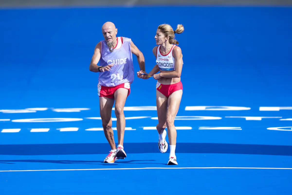 A espanhola Elena Congost com o guia