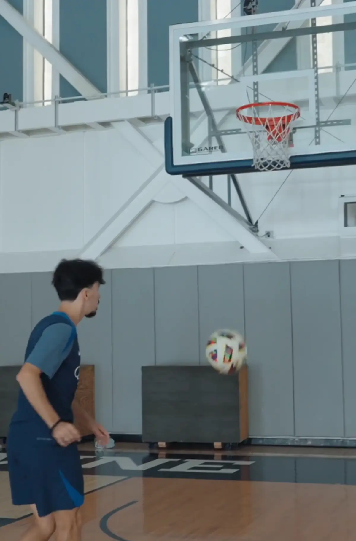 Vitinha a jogar basquetebol com os pés (créditos: PSG/X)