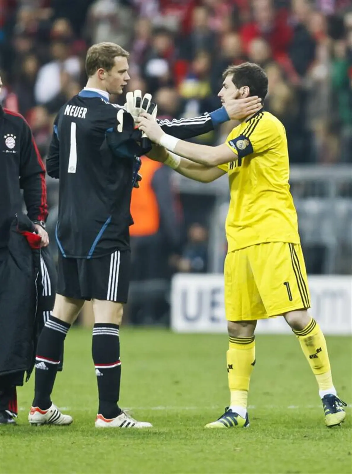 Manuel Neuer cumprimenta Casillas (Créditos: Bayern Munique)