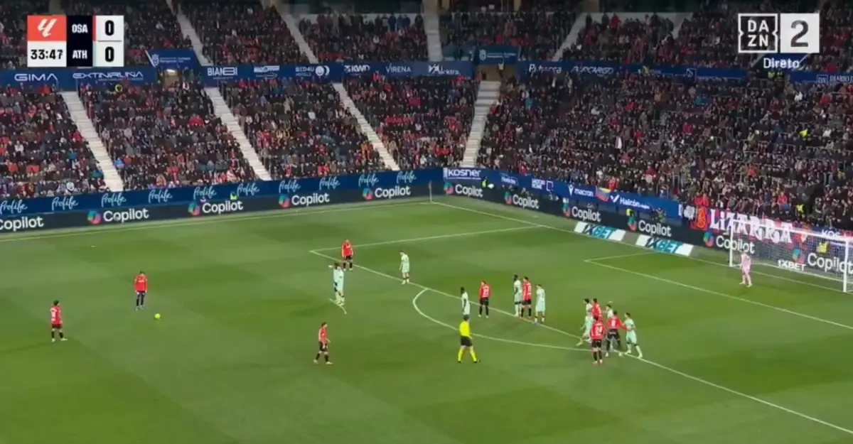 Imagem de contexto do artigo Golaço de livre direto ou "frango"? Unai Simón respondeu após este lance