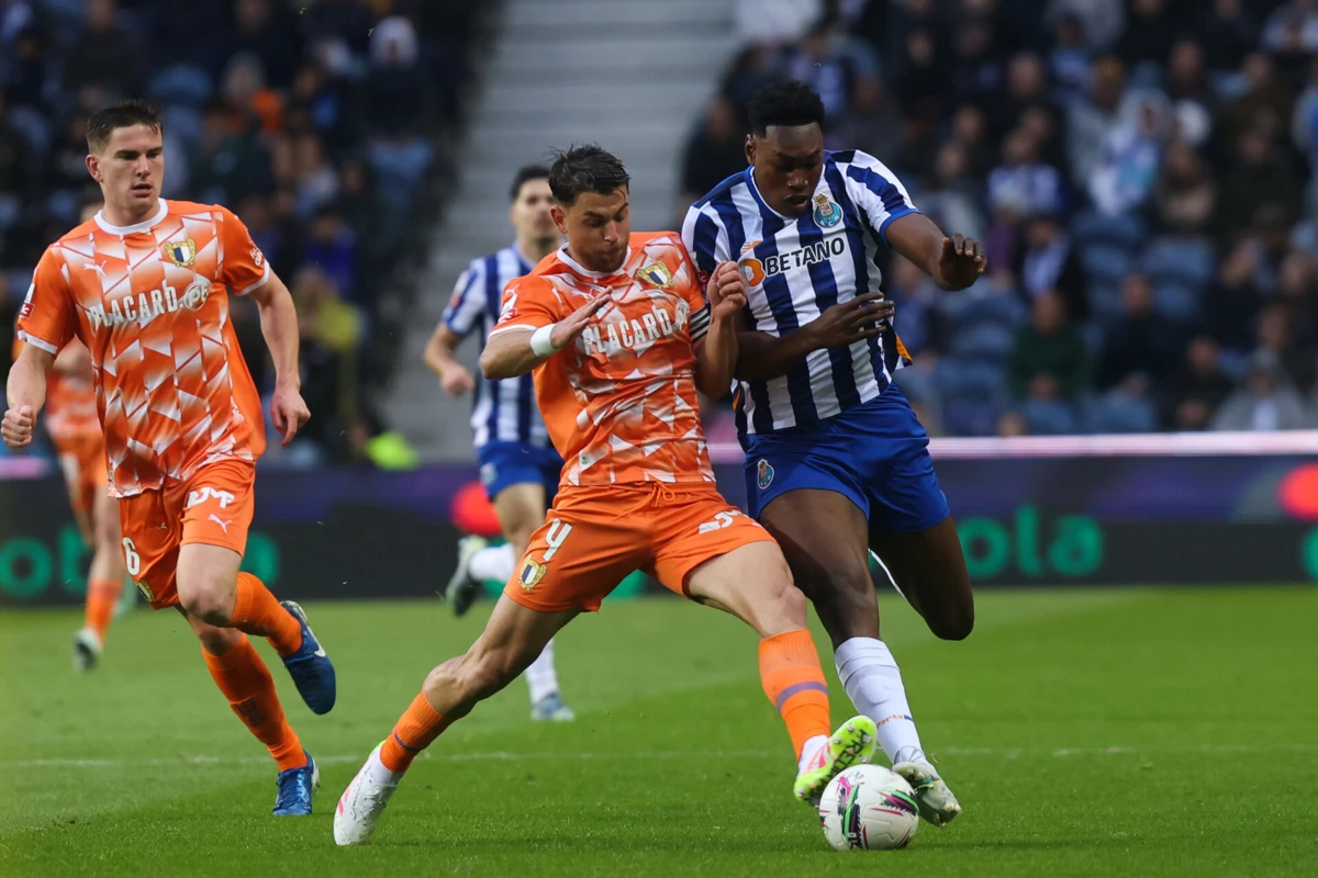 Mihaj disputa a bola com Samu (Créditos: Ivan del Val)