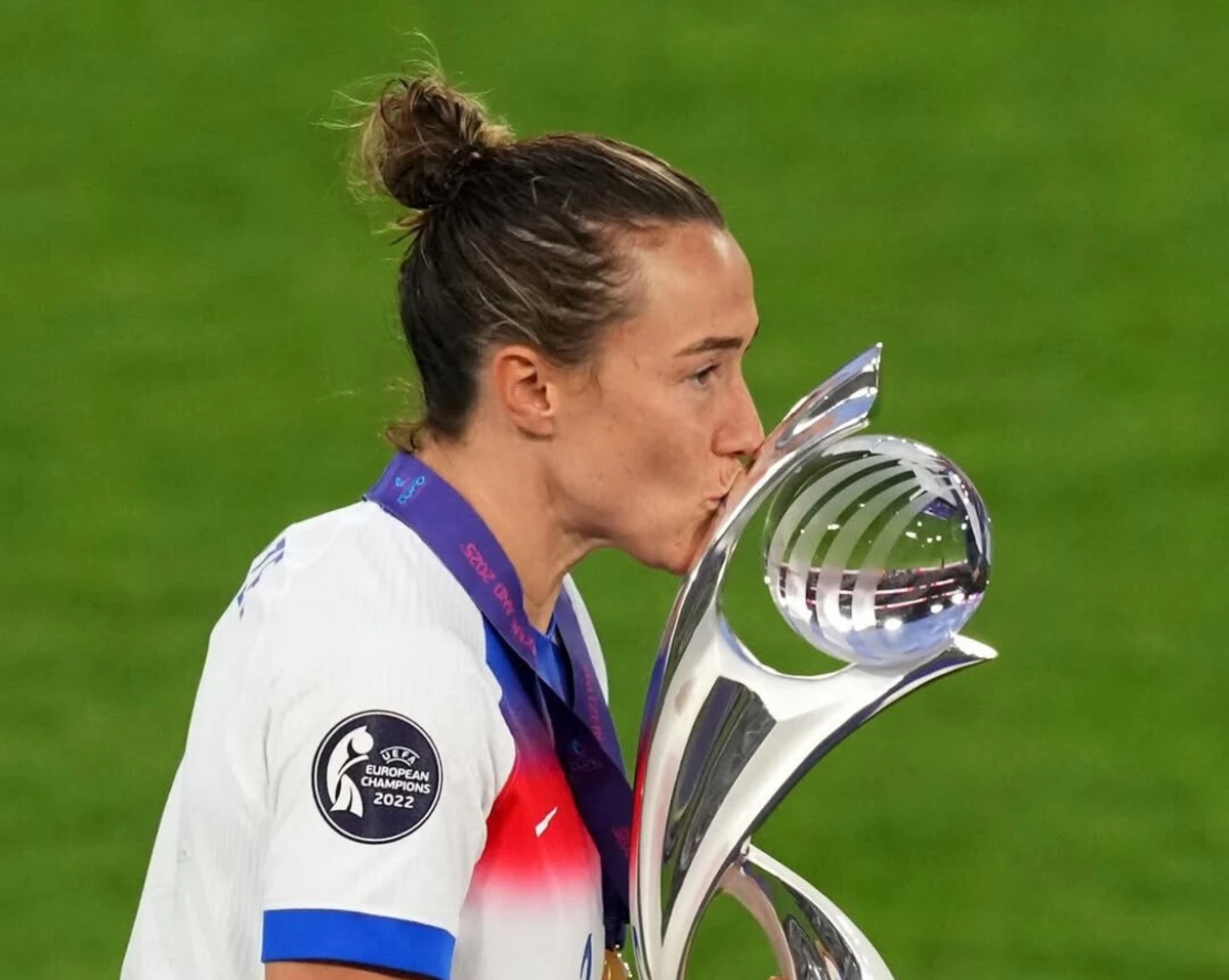 Lucy Bronze beija troféu do Euro feminino (créditos: Instagram)