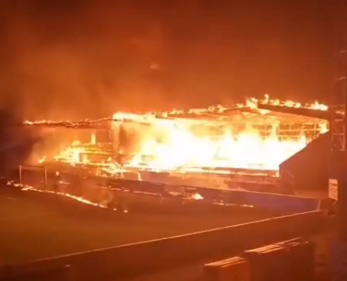 Imagem de contexto do artigo Imagens impressionantes: clube desce e adeptos incendeiam o estádio
