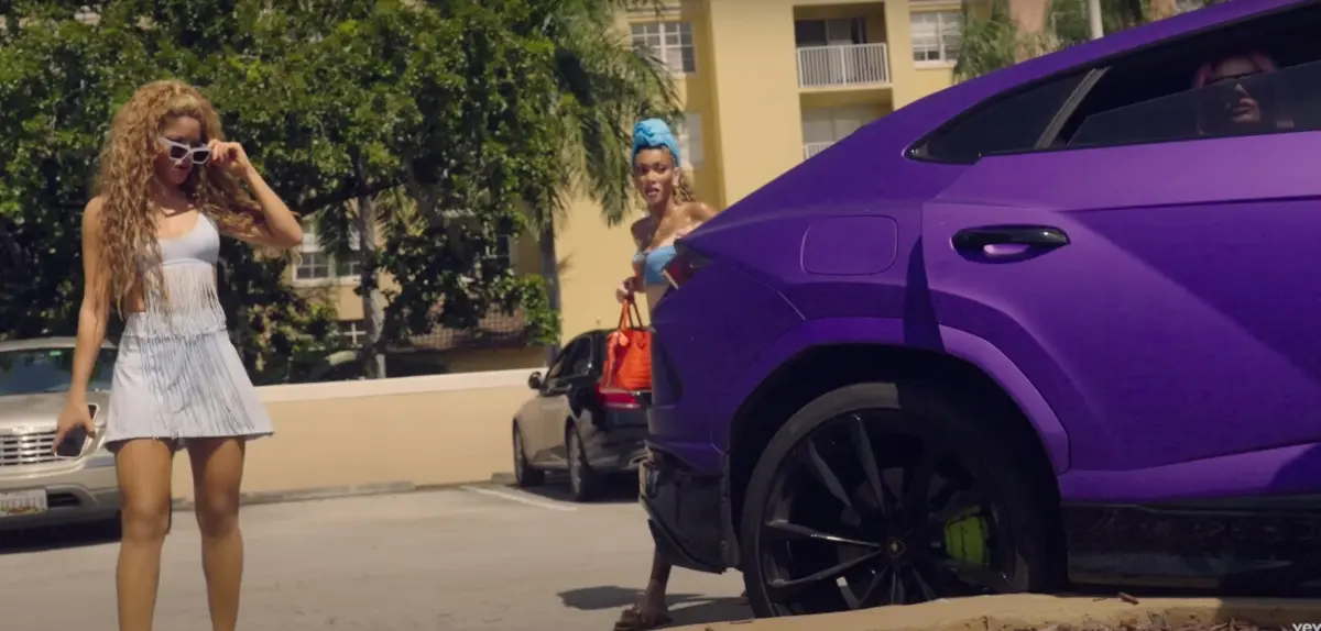 Shakira e o Lamborghini em questão (créditos: Youtube/Shakira)