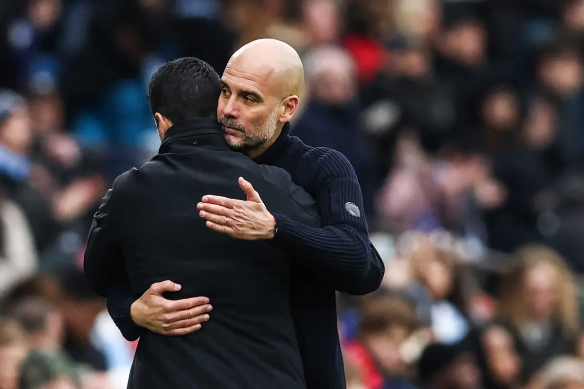 Arteta e Guardiola (créditos: AFP)