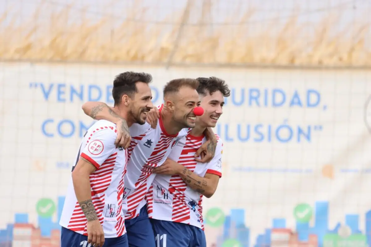 Dani Benítez, ao centro (créditos: X/@Francalvo1996)