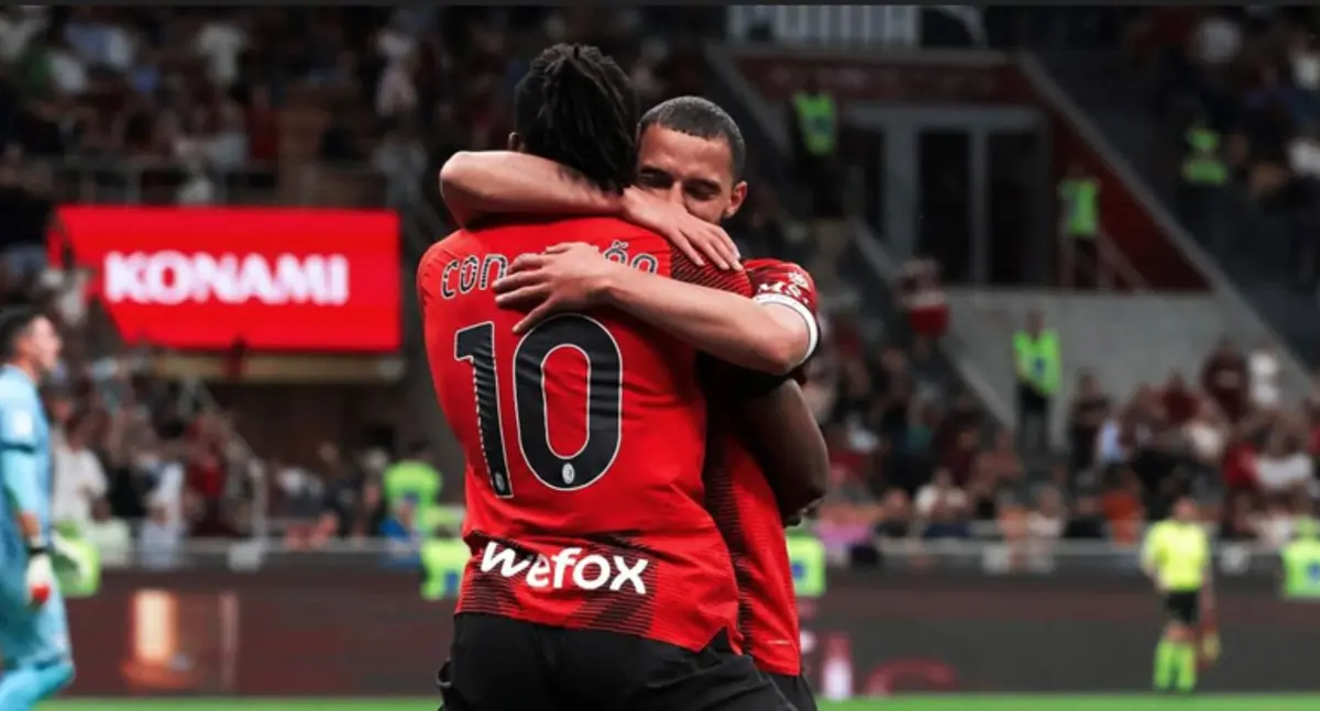 Rafael Leão com Conceição nas costas (Reprodução: Instagram do jogador)