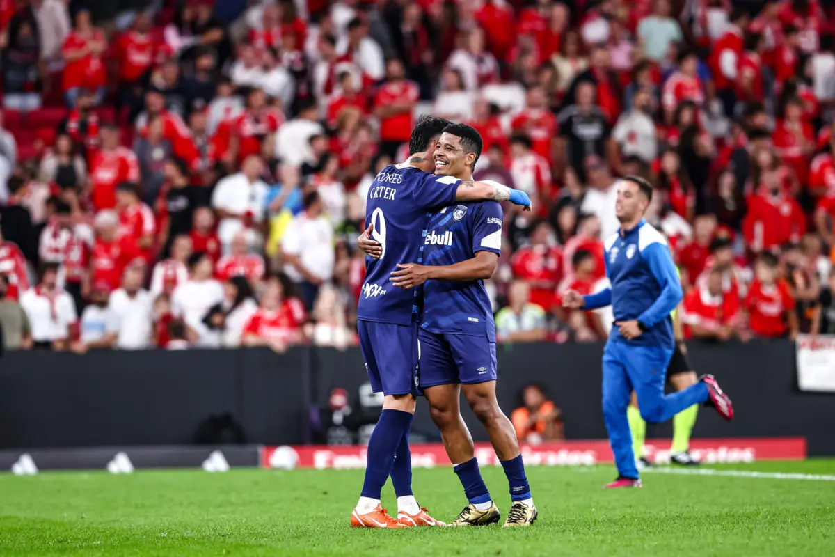 Lisboa,12/2025 - Esta noite a equipa do Sport Lisboa e Benfica, recebeu o Santa Clara Açores - Futebol SAD, Jogo da 5ª Jornada do Campeonato da Liga Betclic, no estádio da Luz em Lisboa.
Vinícius Lopes do Santa Clara
(Mário Vasa)