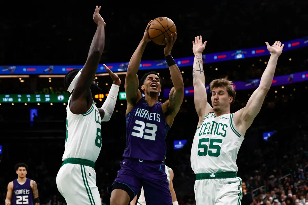 Neemias Queta à esquerda (Créditos: AFP)