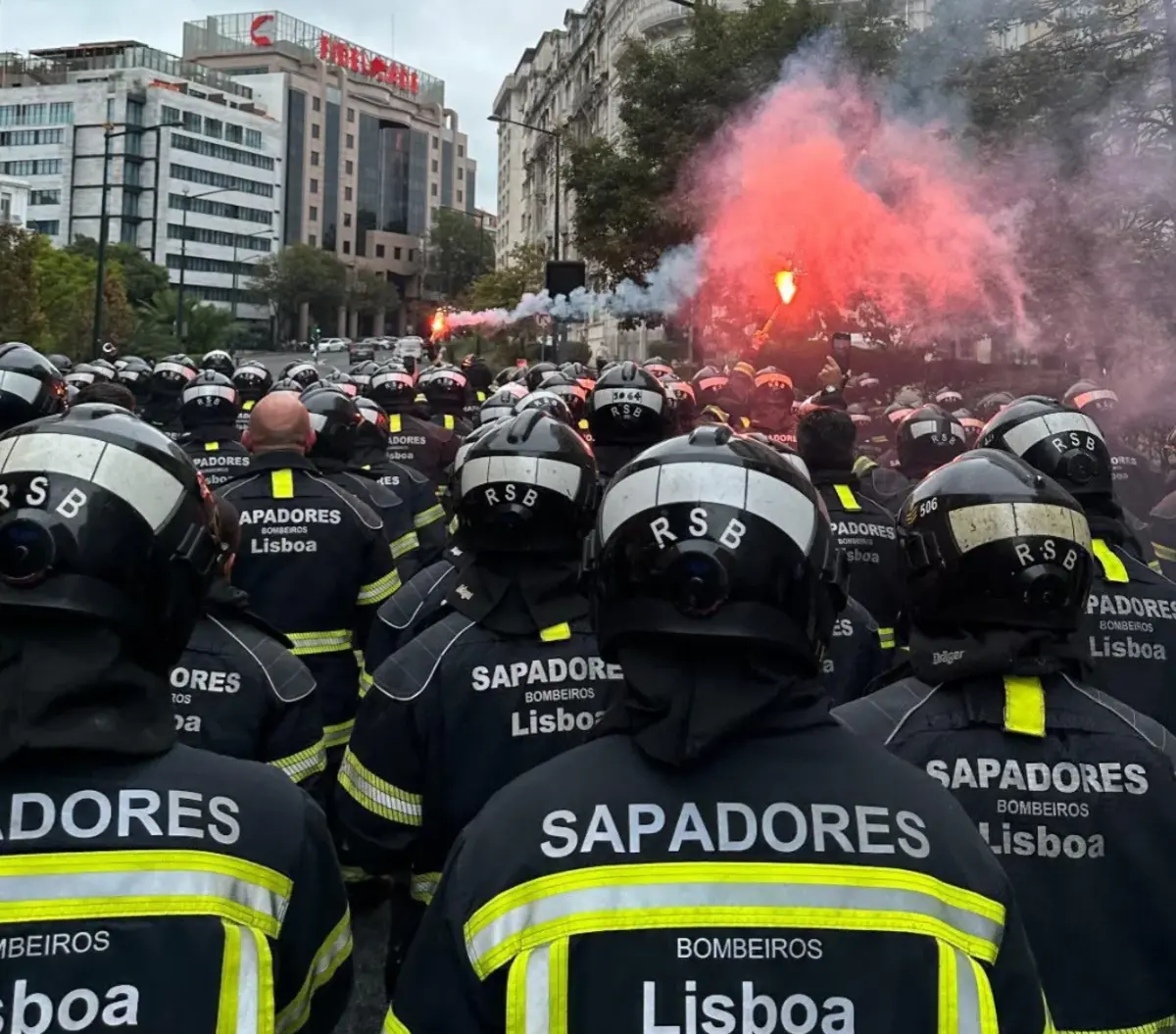 Imagem de contexto do artigo Centenas de bombeiros sapadores ocupam escadaria do parlamento em protesto