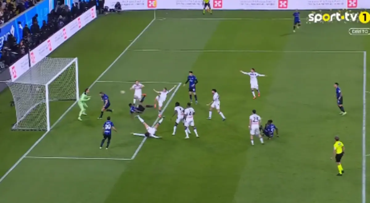 Imagem de contexto do artigo O golaço de Dumfries no Inter-Atalanta. Assista ao vídeo
