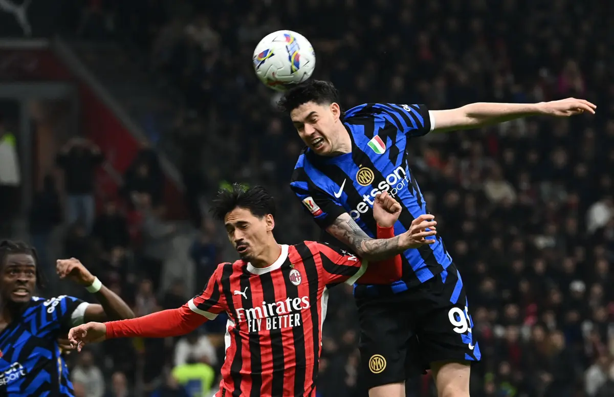 Alessandro Bastoni e Tijani Reijnders (Créditos: AFP)