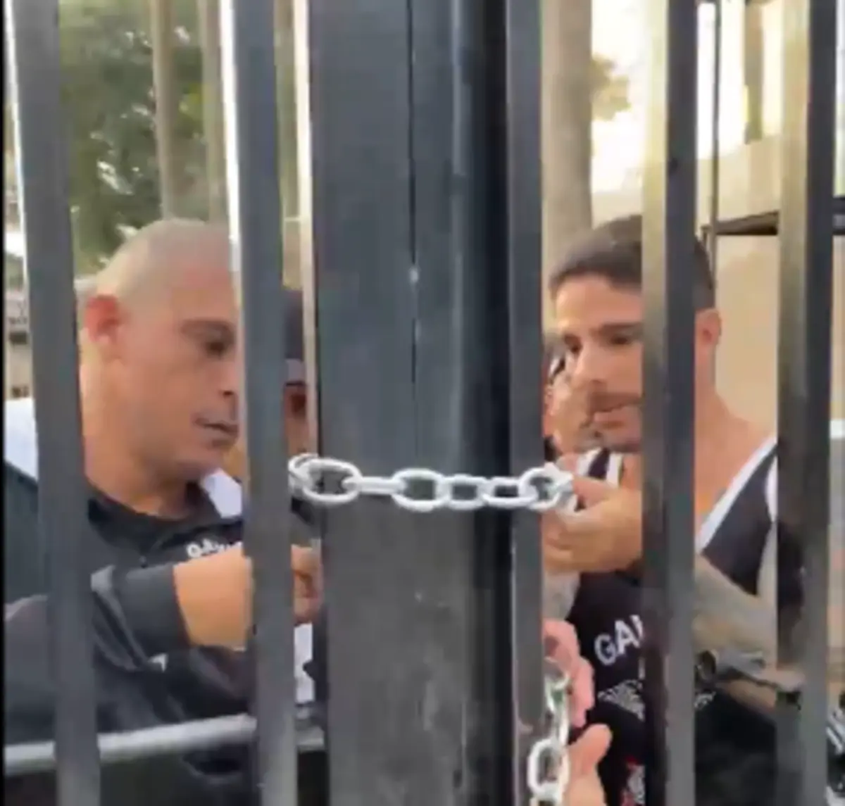 Imagem de contexto do artigo Adeptos do Corinthians invadiram e trancaram a sede do clube "por má administração"