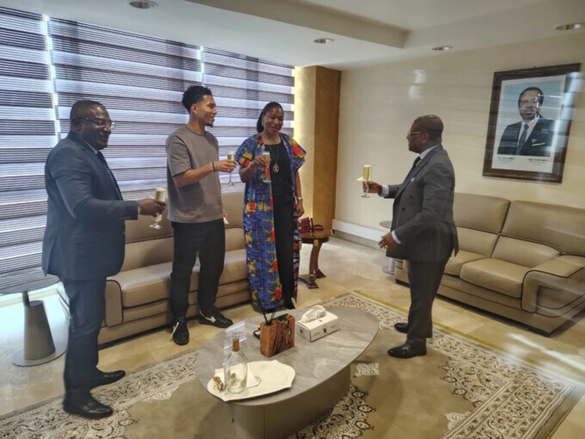 Imagem de contexto do artigo Namaso com honras de Estado nos Camarões antes do regresso ao FC Porto