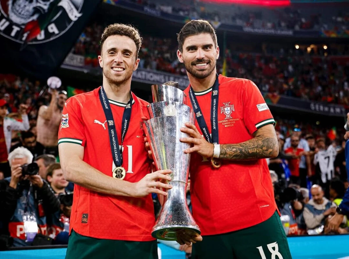 Diogo Jota e Rúben Neves após vencerem a Liga das Nações, em junho (créditos: Instagram/Reprodução)