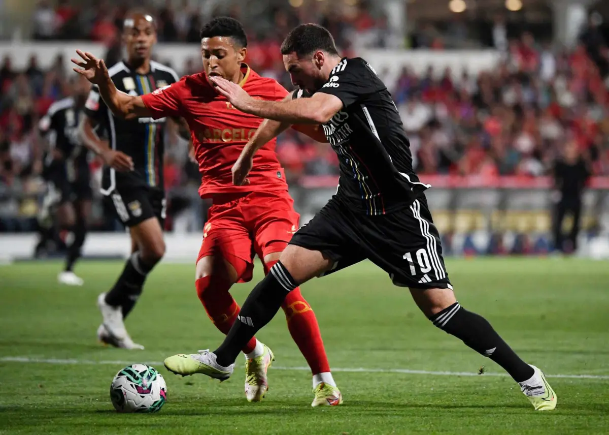 Marlon disputa a bola com Kokçu (Créditos: MIGUEL RIOPA / AFP)