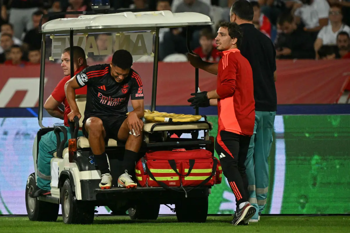 Alexander Bah lesionou-se em Belgrado