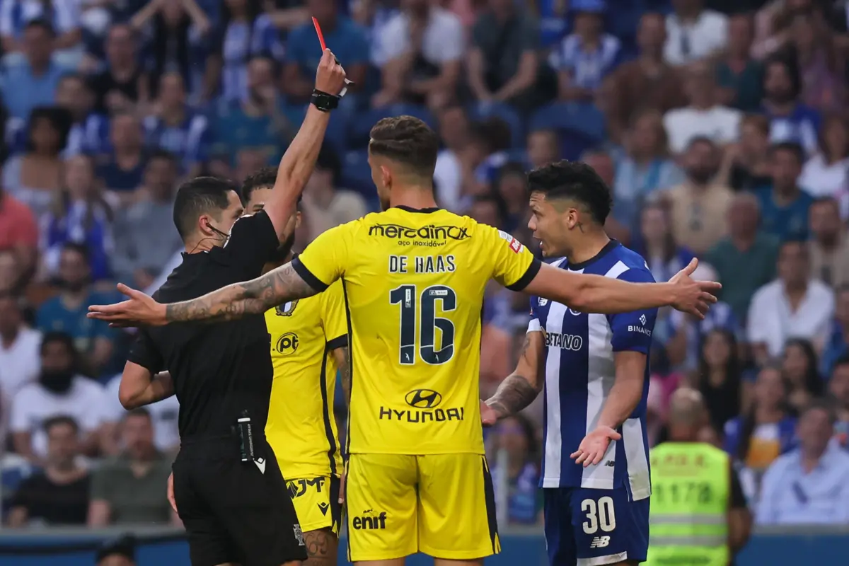 Evanilson expulso frente ao Famalicão