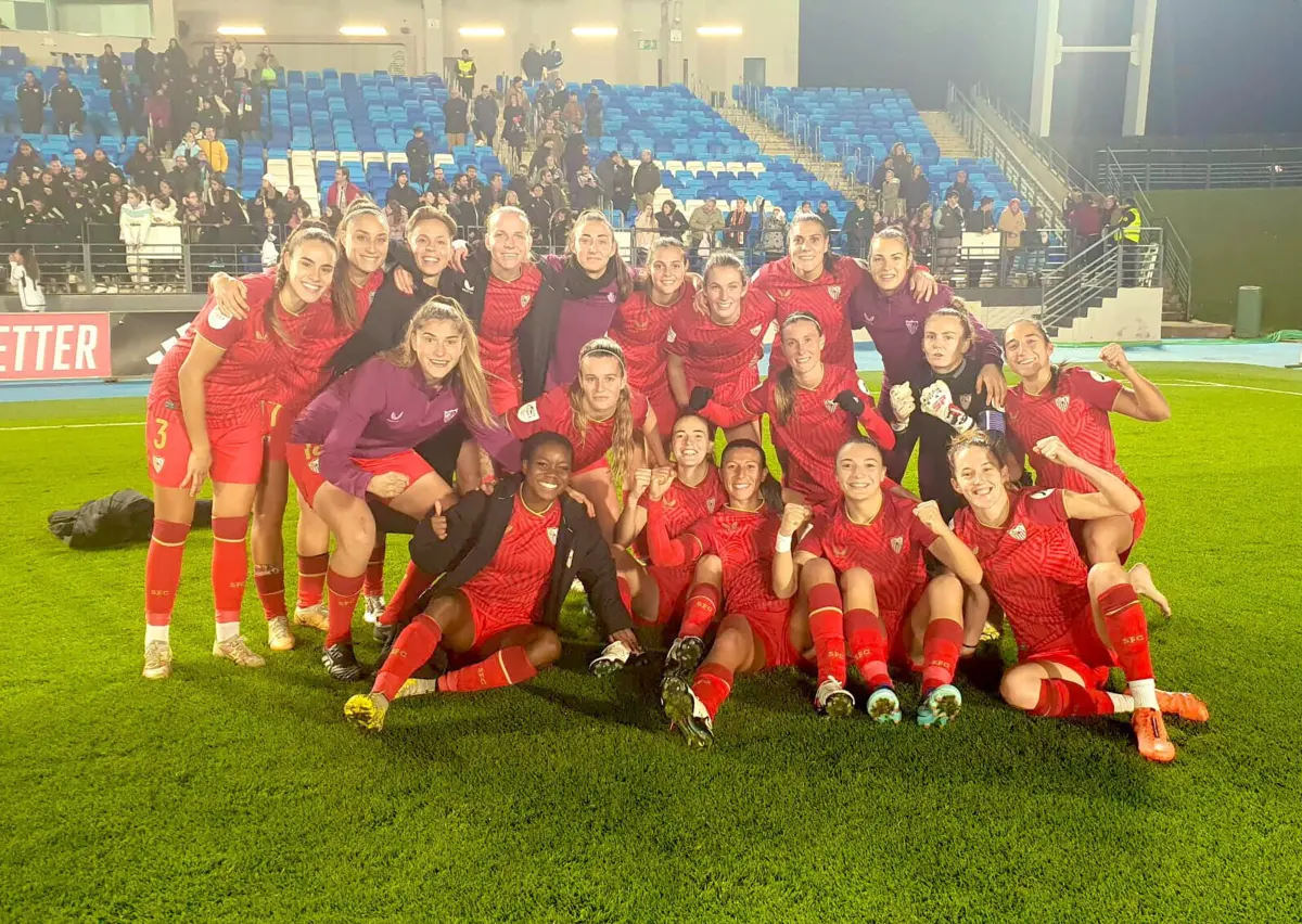 Diana Gomes, a primeira jogadora a contar da esquerda para a direita