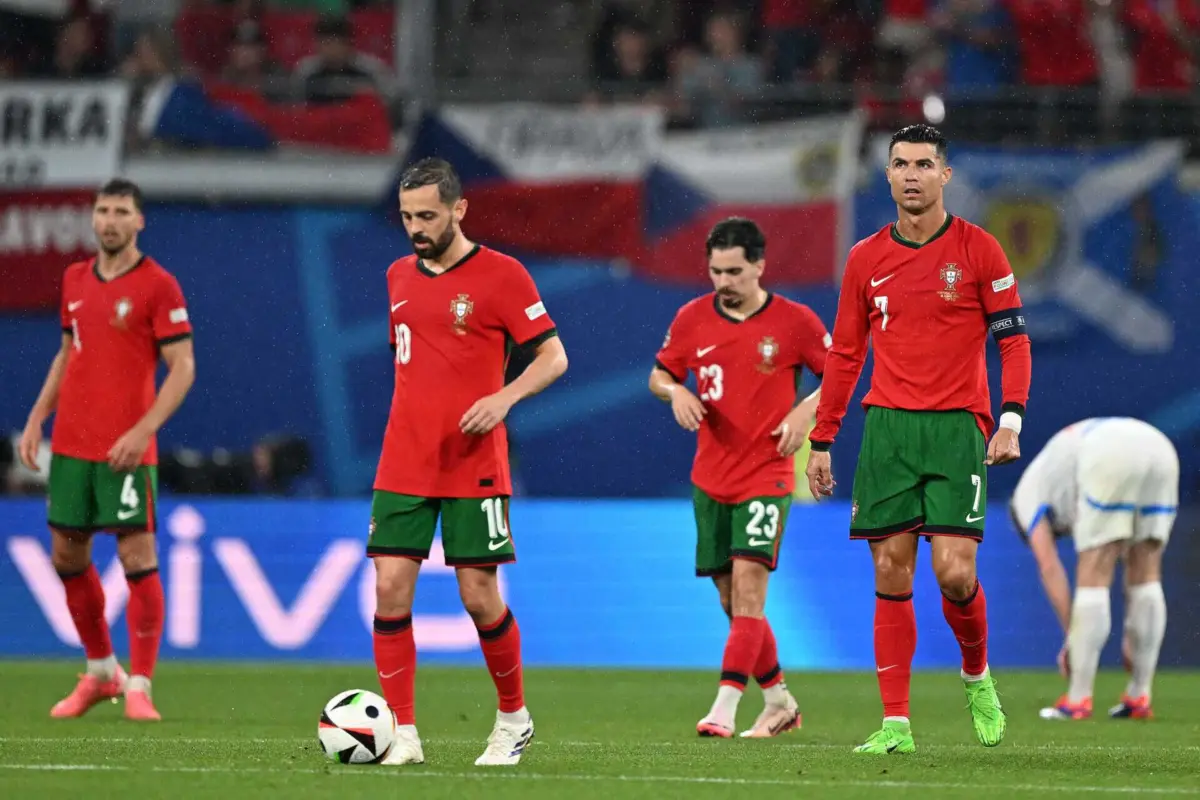 Bernardo Silva e Ronaldo (créditos: PATRICIA DE MELO MOREIRA / AFP)