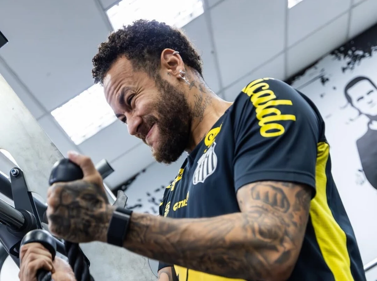 Neymar treina no ginásio