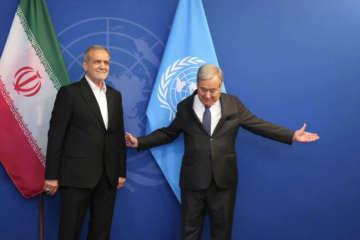 O presidente iraniano, Masoud Pezeshkian, com António Guterres
