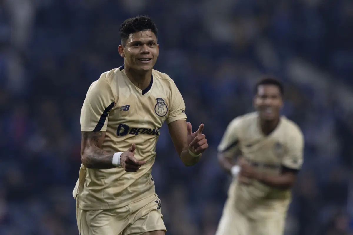 Evanilson bisou no Dragão (Créditos: Pedro Correia/Global Imagens)