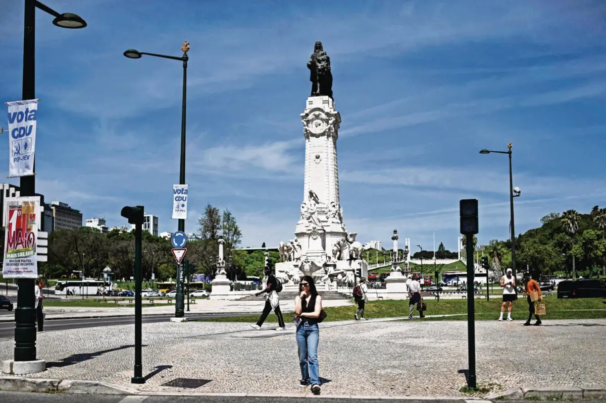 O Marquês de Pombal, zona central da capital portuguesa, é o palco da celebração dos títulos de encarnados e verdes e brancos (créditos: AFP)