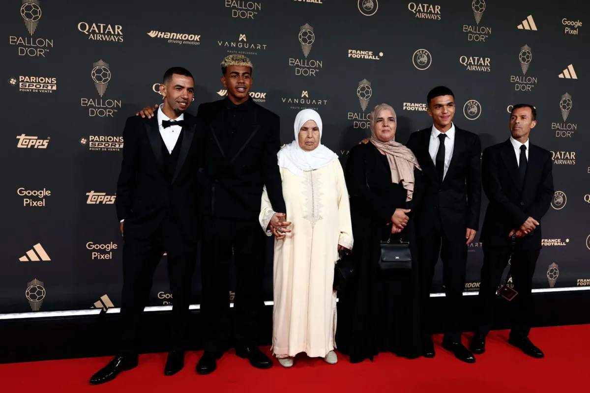 Lamine Yamal com a família. O pai está à direita do avançado do Barcelona