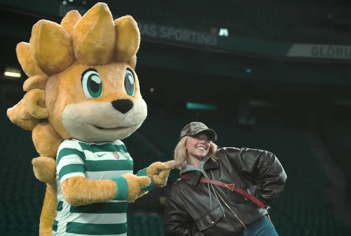Imagem de contexto do artigo Sydney Sweeney, três golos e o abraço de Hjulmand a Paulinho: os bastidores do Sporting-Estoril