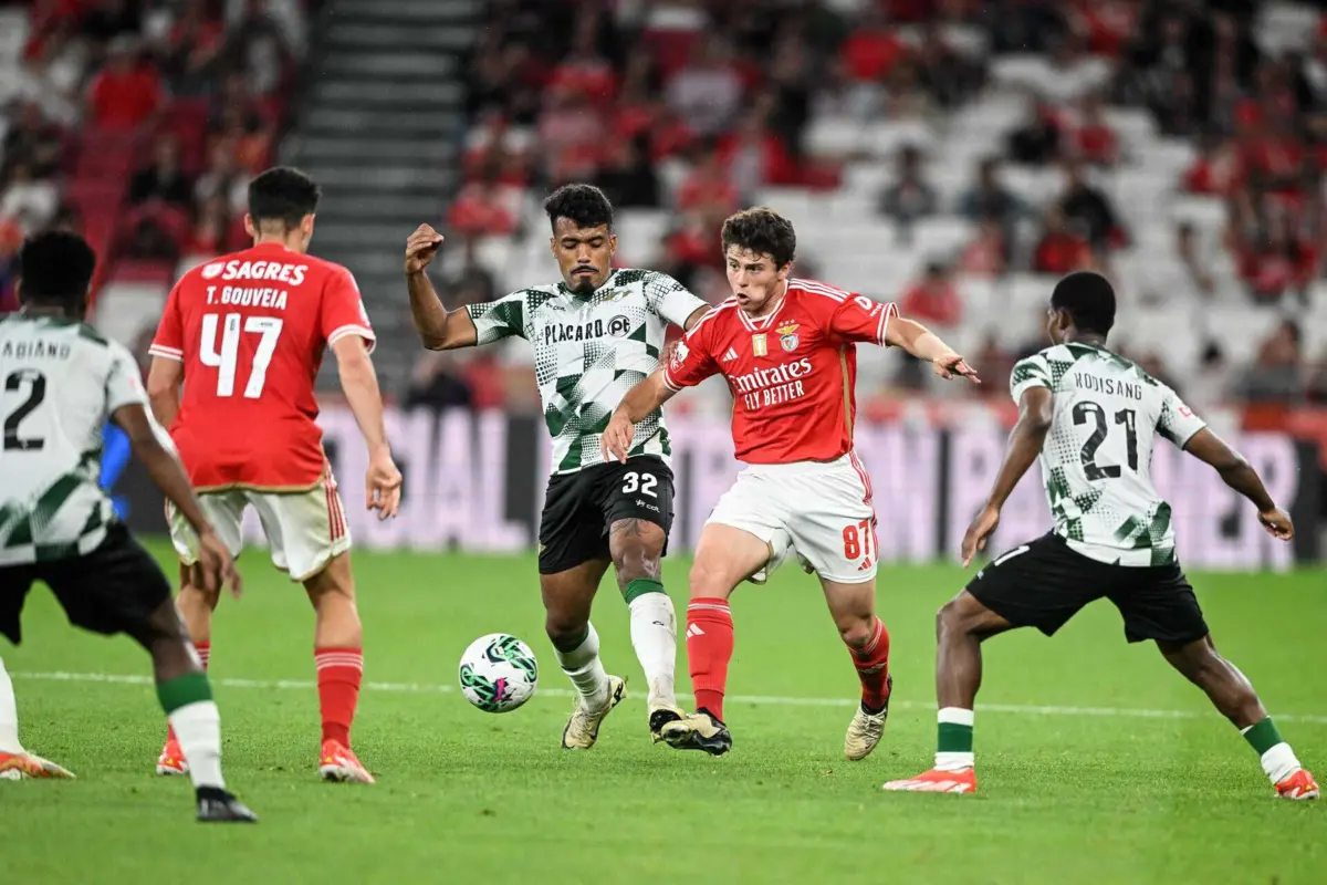 Vinicius Mingotti, número 32 do Moreirense, em ação no Estádio da Luz, frente ao Benfica (Créditos: AFP)