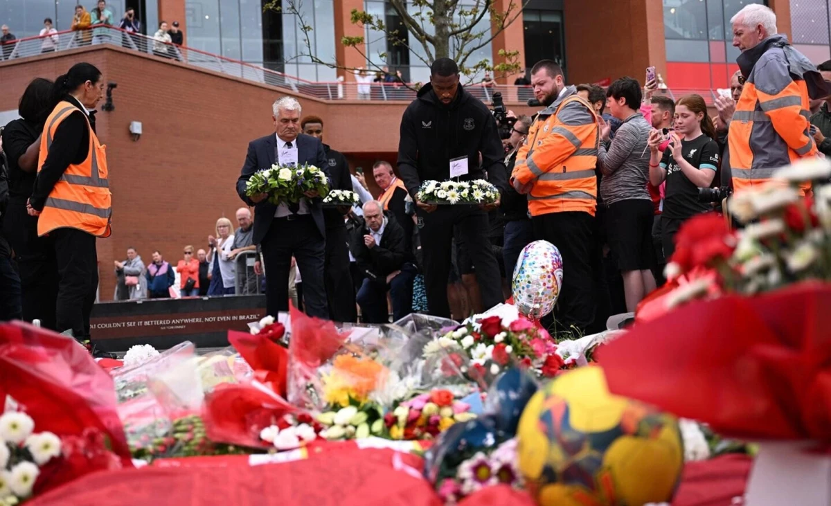 Imagem de contexto do artigo Adeptos continuam a homenagear Diogo Jota e portugueses do Everton foram a Anfield