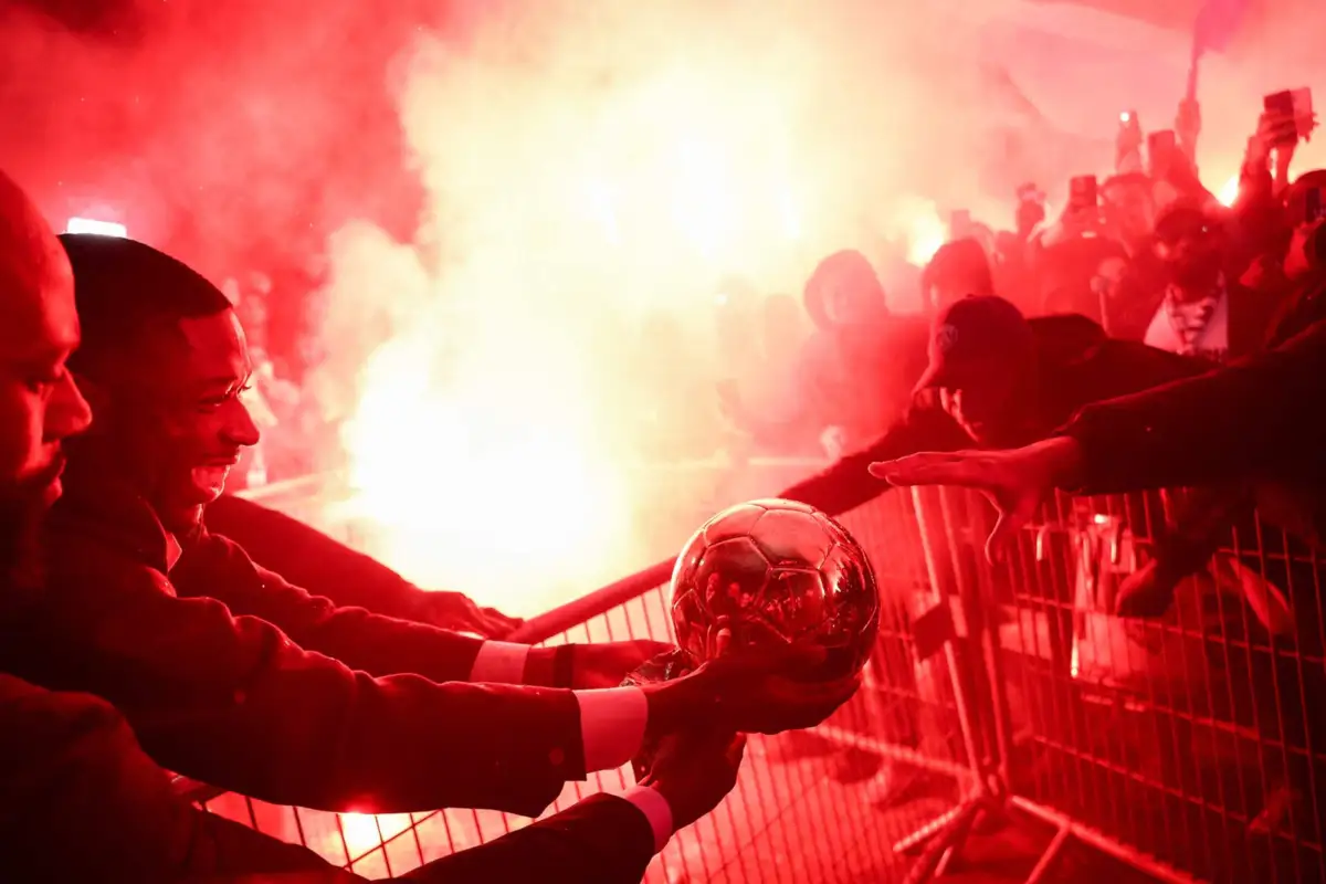 Dembélé "partilha" a Bola de Ouro com os adeptos do PSG