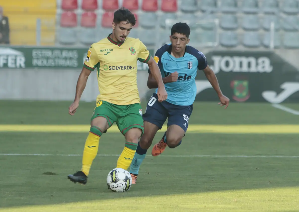 Luís Bastos com a camisola do Paços (Créditos: Amin Chaar/Global Imagens)