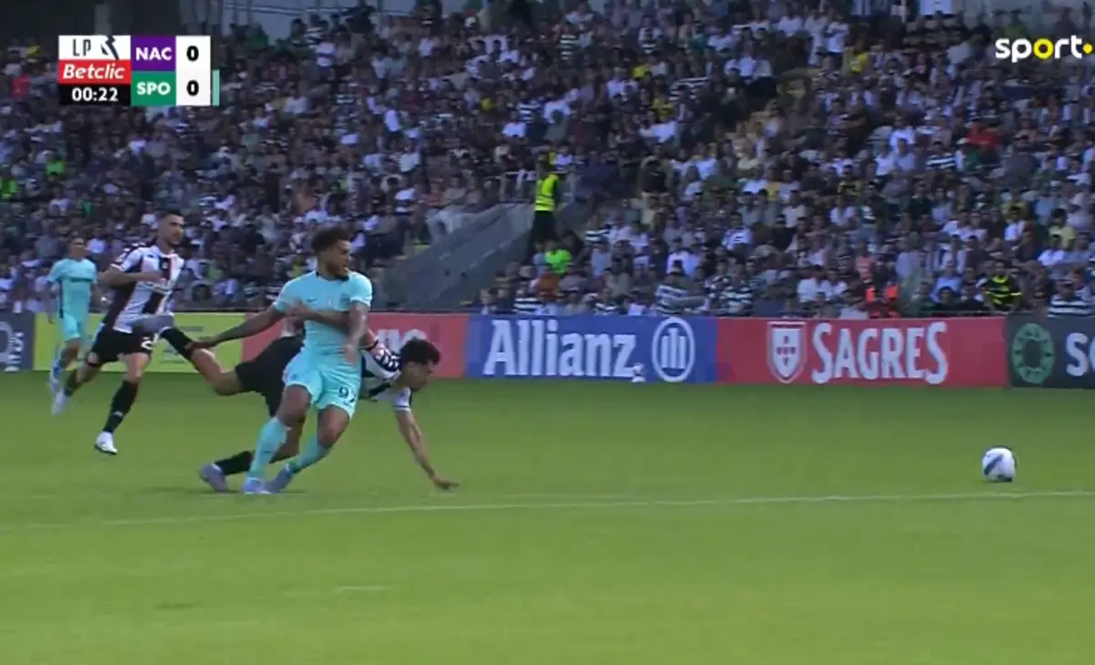 Imagem de contexto do artigo Nacional-Sporting abriu com polémica: Luis Suárez pediu falta neste lance