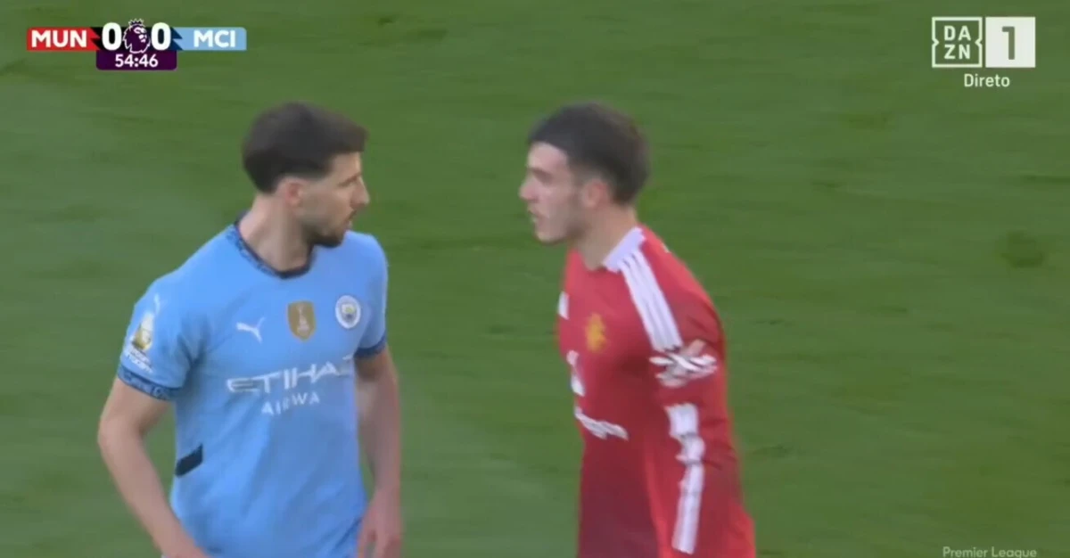 Imagem de contexto do artigo United-City: Ugarte, Rúben Dias e Bernardo Silva numa troca de "mimos"