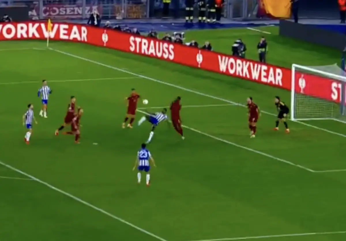 Imagem de contexto do artigo Samu abriu o marcador do Roma-FC Porto com um verdadeiro golaço. Ora veja
