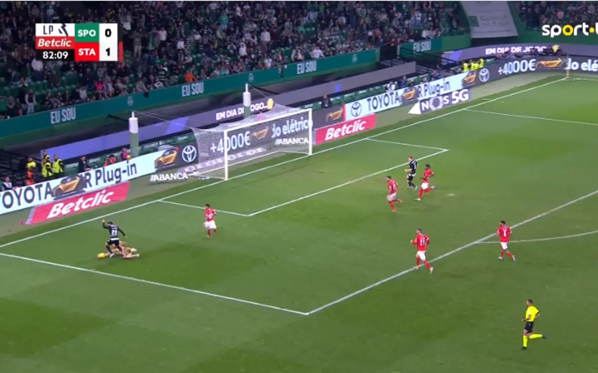 Imagem de contexto do artigo O diálogo entre árbitro e VAR no penálti revertido no Sporting-Santa Clara