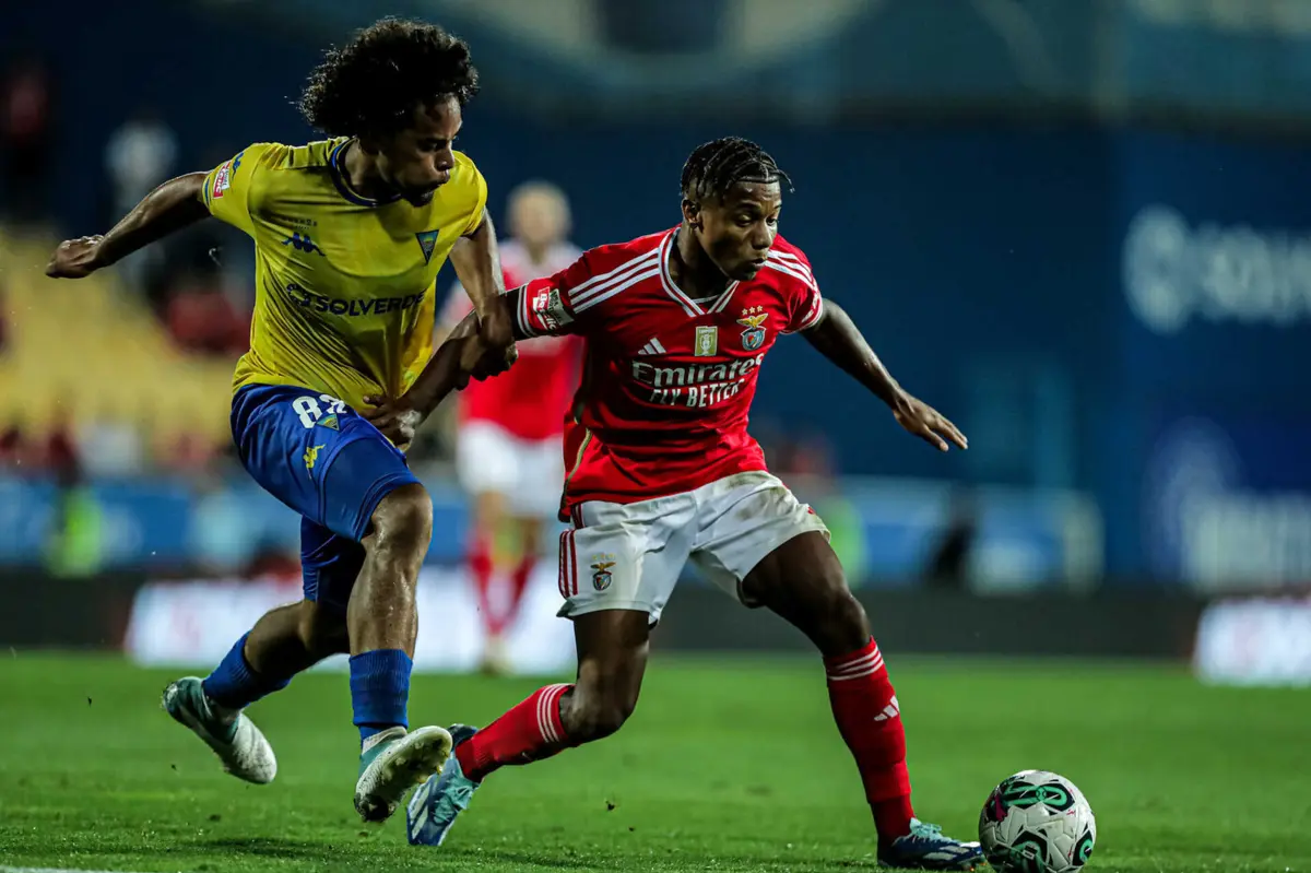 David Neres no Estoril-Benfica
