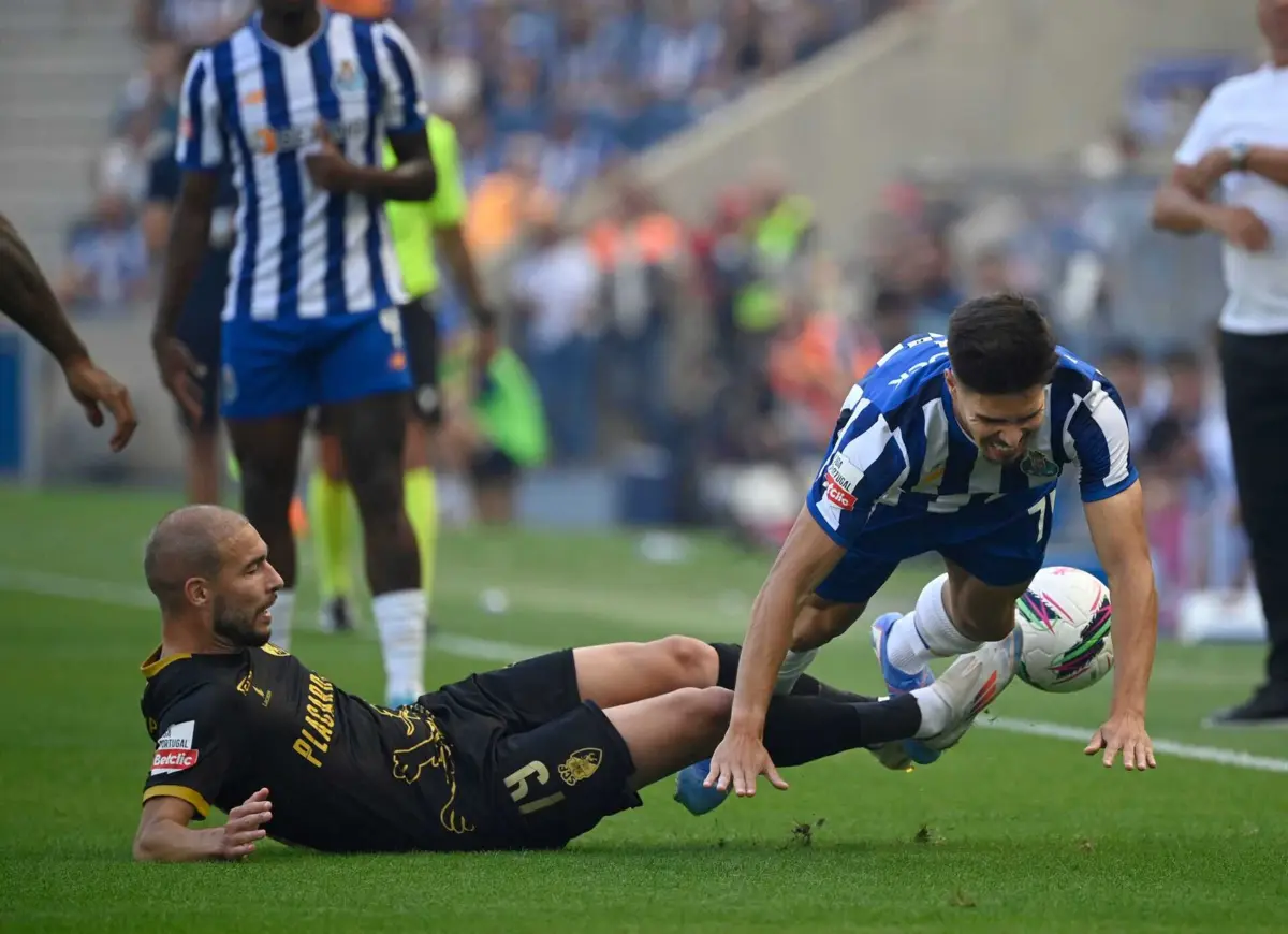 Francisco Moura no FC Porto-Farense (créditos: MIGUEL RIOPA / AFP)